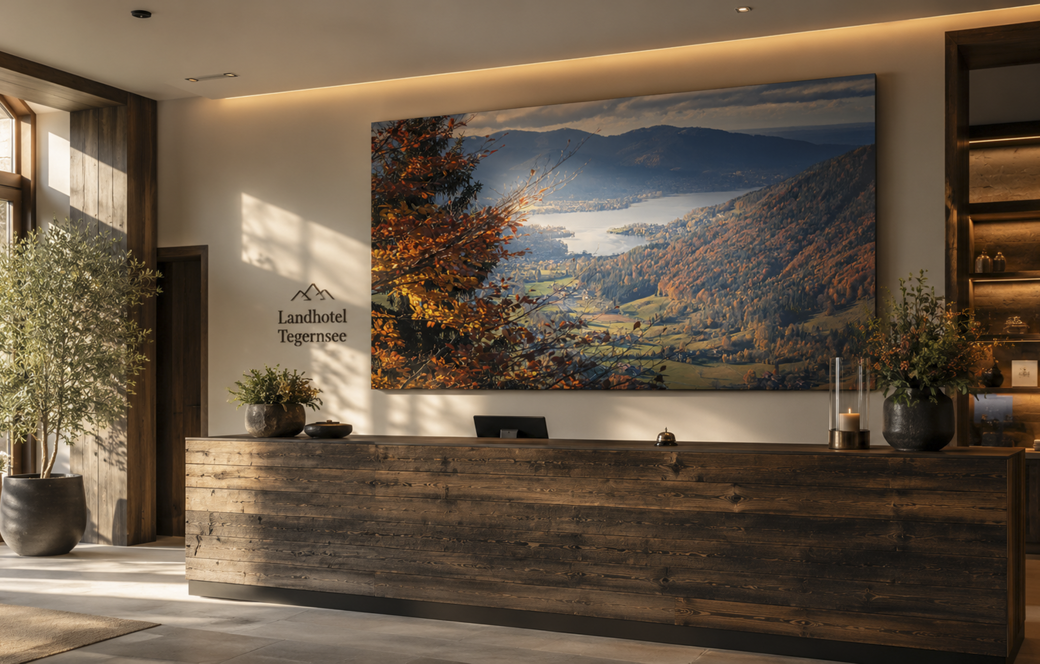 Großformatige Leinwand mit Luftbildmotiv in hochwertiger Hotelrezeption am Tegernsee