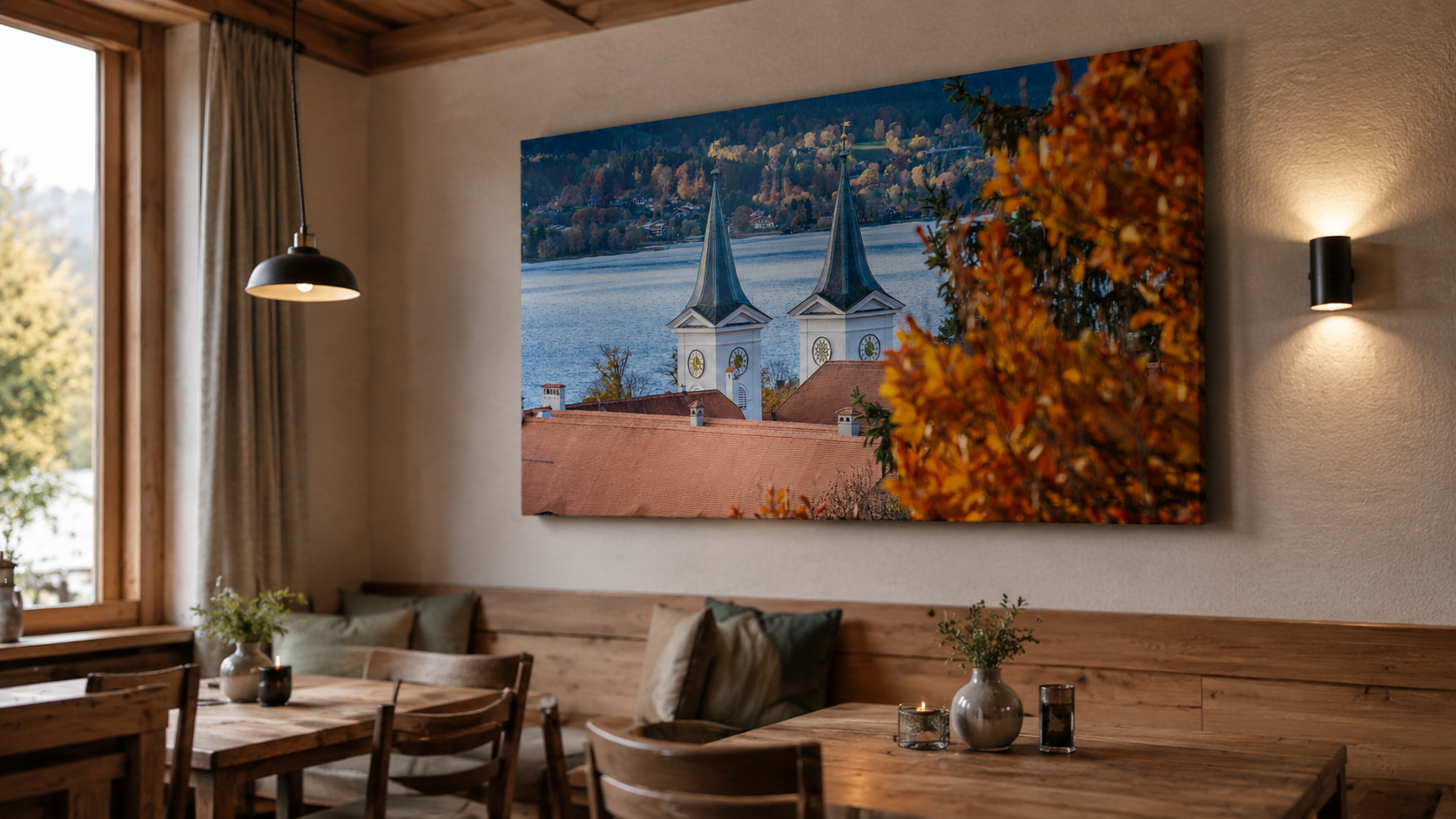 Café mit regionalem Leinwandmotiv an der Wand