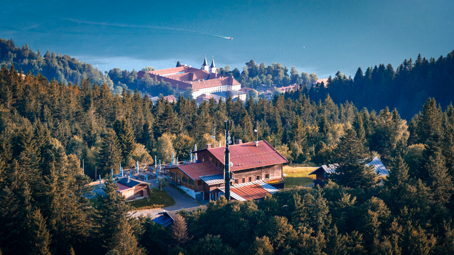 Luftaufnahme aus dem Tegernseer Tal mit Tegernsee und Berglandschaft